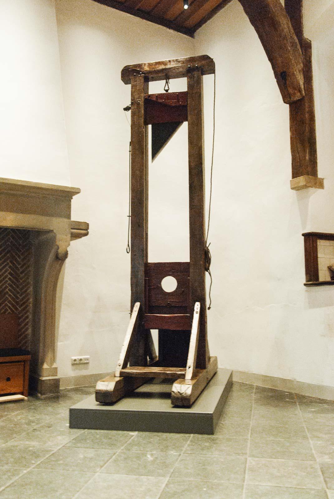 guillotine-museum-gevangenpoort-kipp-fijnhoutbewerking
